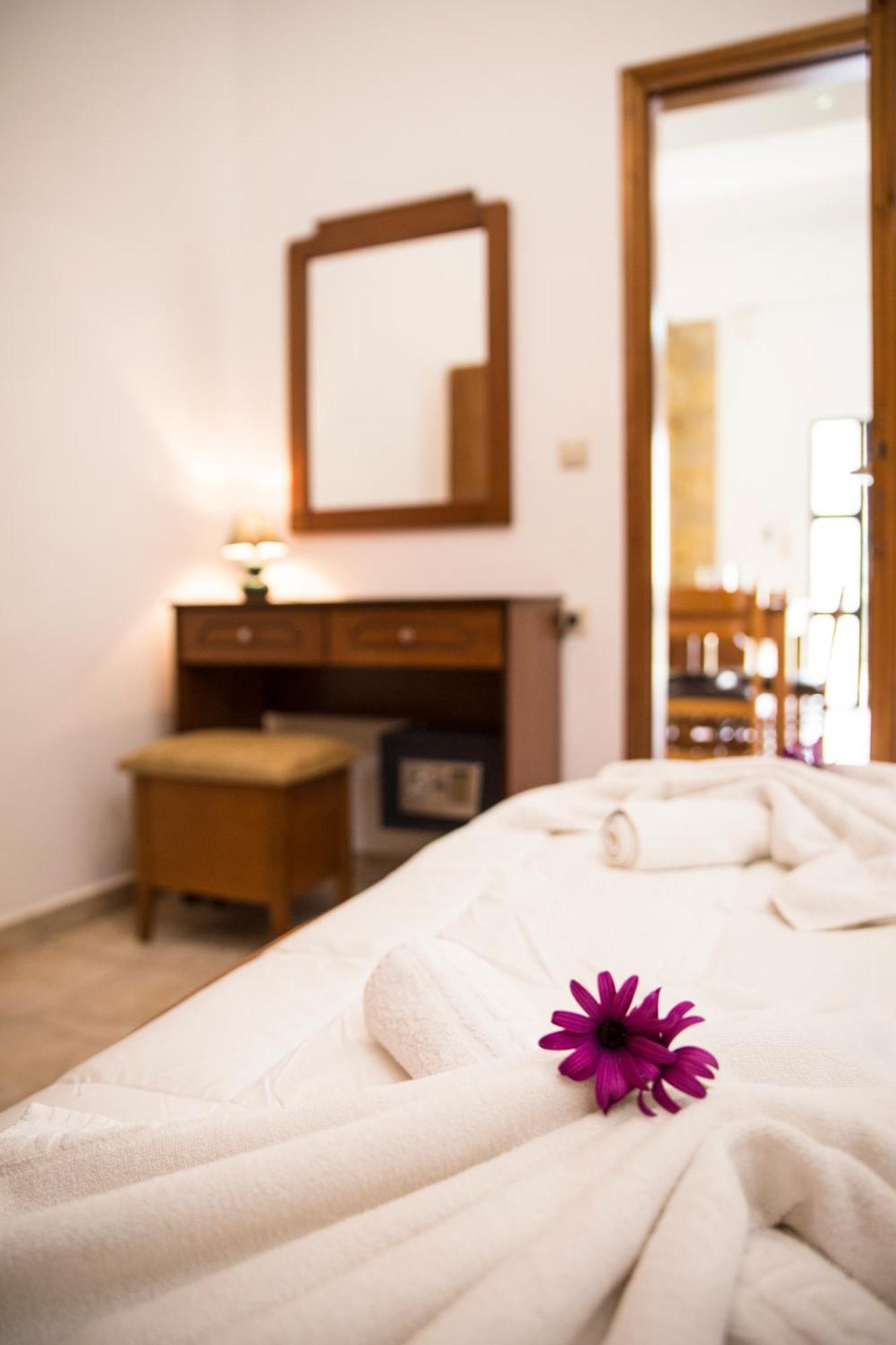 Agarathos Traditional Rooms - Pool - Kaliviani -On The Road To Balos Apartment *
