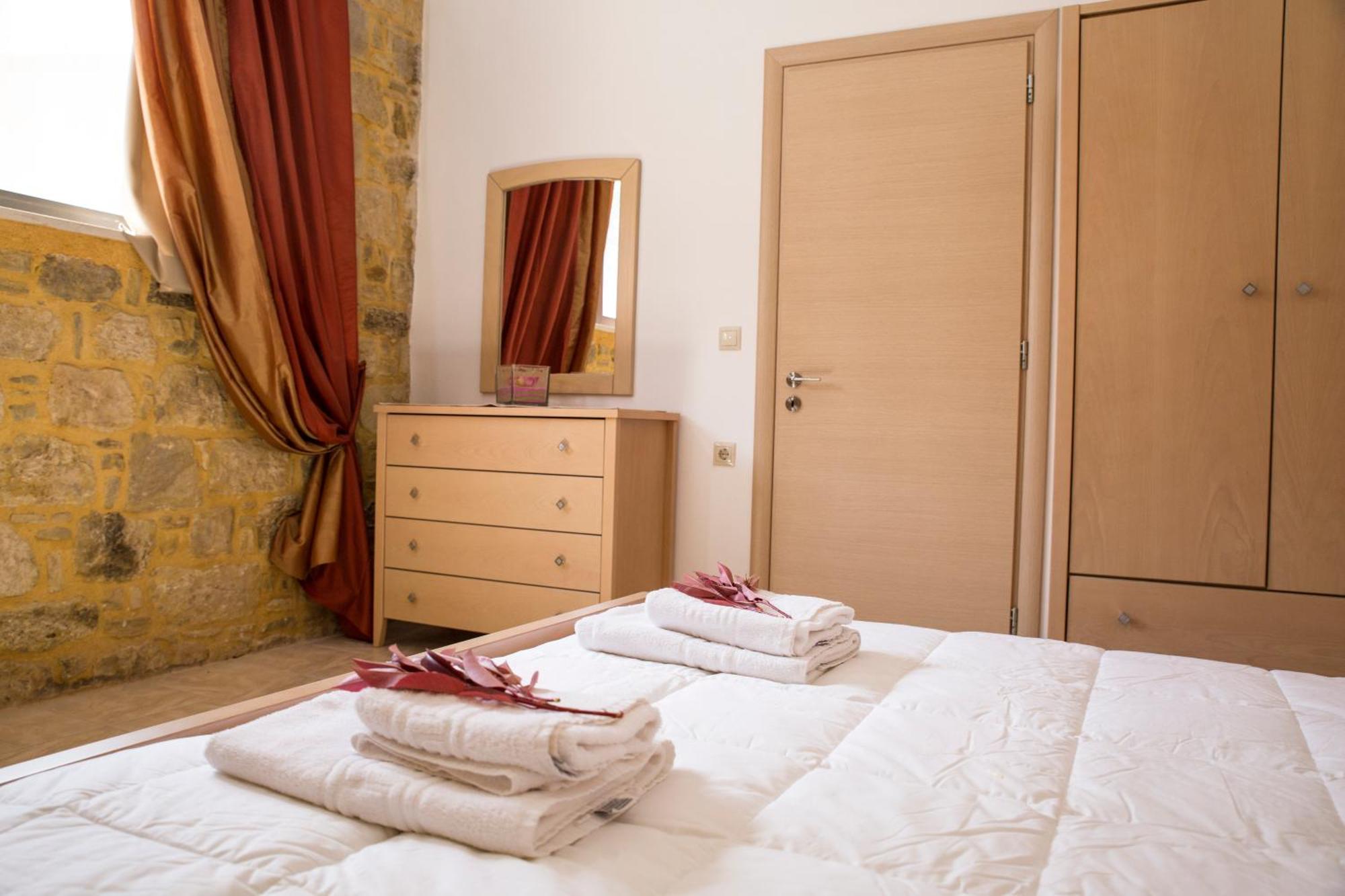 Apartment Agarathos Traditional Rooms - Pool - Kaliviani -On The Road To Balos Kaliviani